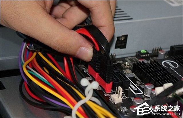 台式机怎么安装光驱?图解手工安装光盘驱动器的过程