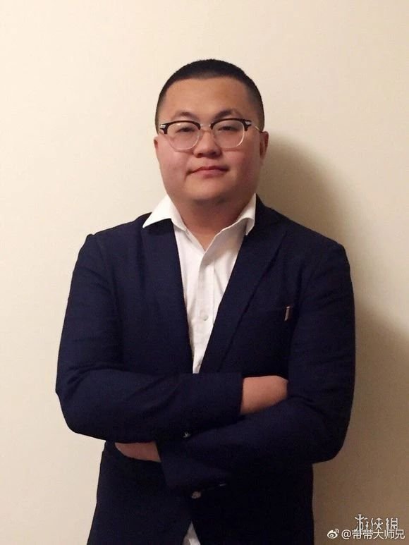 为啥国内外电竞选手都是同一个拍照姿势——双手抱胸