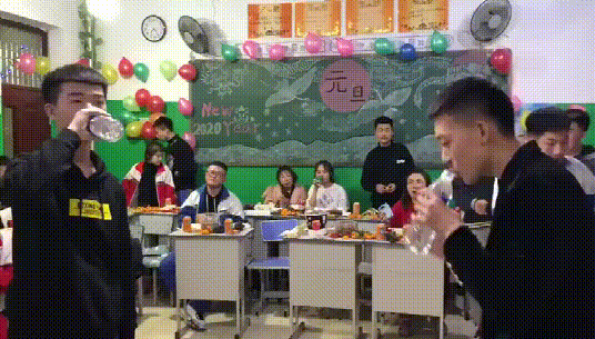 抛媚眼像高压电 动图 为什么不开车，在等待爱情吗？