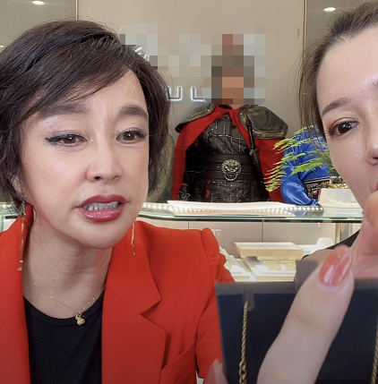 65岁刘晓庆首次直播卖货！网友：岁月无情 真的老了