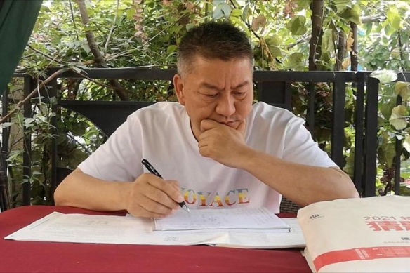 54岁考生梁实理综三分之一没做完：回应说他炒作太荒唐
