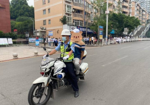 四川一老师忘带监考证求助交警 一路狂奔终顺利监考