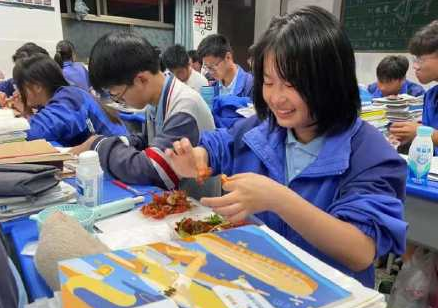 状态最重要！老师为考生们烧制40多斤小龙虾：加油！