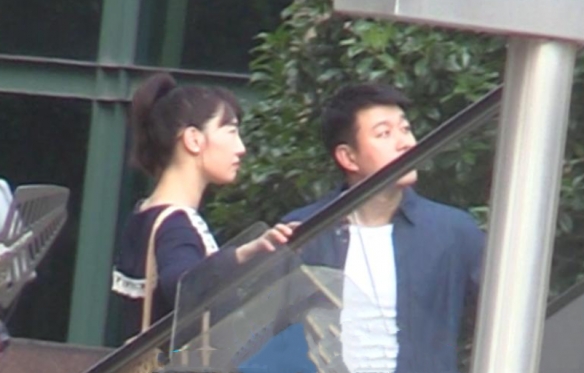 白百何挺着“孕肚”拍新戏！佟大为学鸭子走路逗她