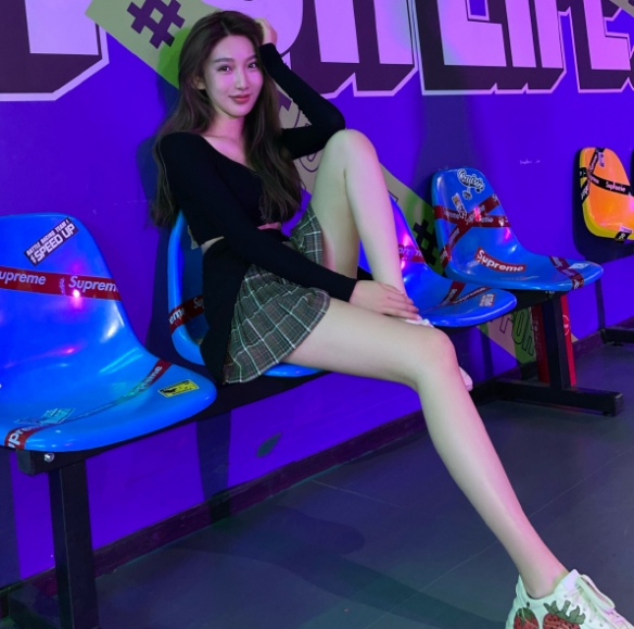 吴亦凡恋情辟谣后被骂脸皮厚！19岁都美竹发文回应！