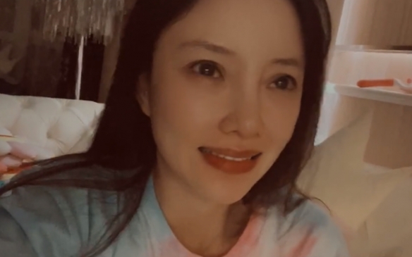 39岁李小璐豪宅内素颜出镜秀演技！网友调侃戏精上身