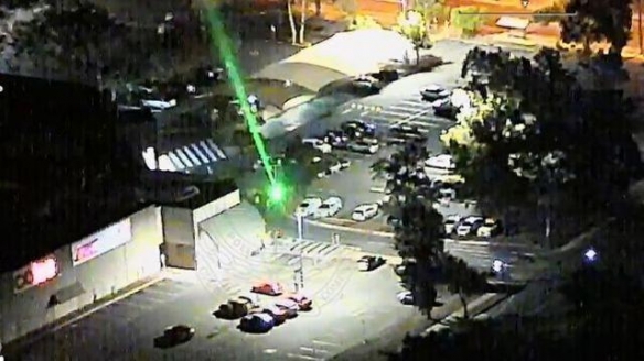 16岁孩子被逮捕：用激光照射飞机，警方视力受到刺激！