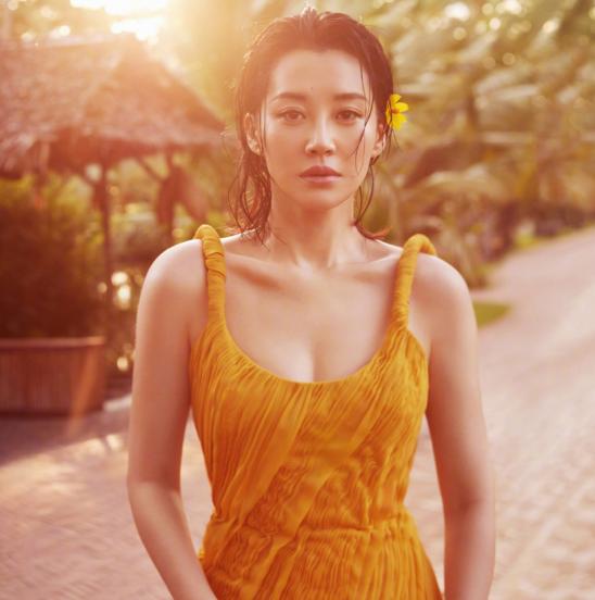51岁许晴夜走锻炼生图曝光！前凸后翘 身材宛如少女！