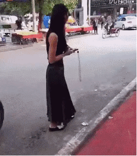 让我康康胖次是什么颜色！妹子下海了 动图 这波好球
