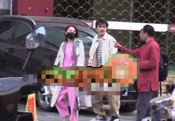 34岁张雨绮和小8岁男友上街遛狗：疑似开启同居模式！