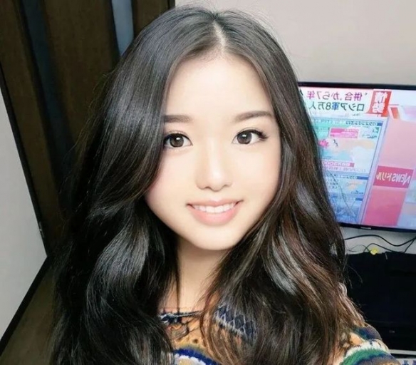日本一大叔摇身变为“美少女” 自拍照不小心现真身!