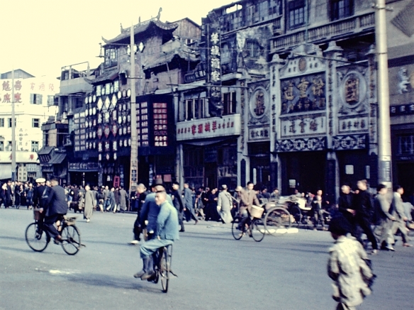1983年的上海南京东路熙熙攘攘！珍贵的上海老照片