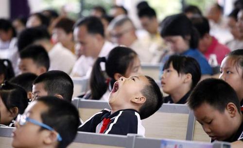 教育部：不得故意安排中小学生单独坐在最后一排！