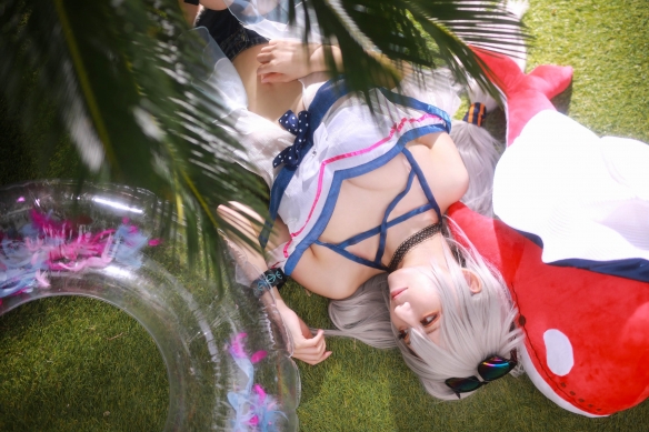 黑丝制服摆出诱人姿势！11区美女Coserマイ美图赏