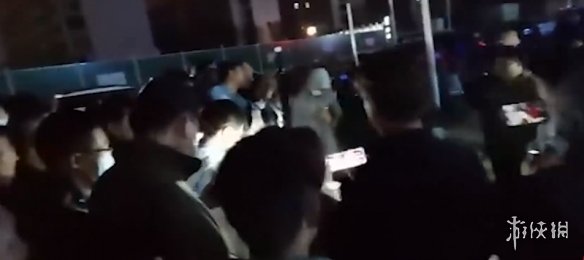 数位网络主播围住96岁摆摊奶奶 民警赶到劝离主播