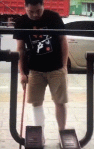 小姐姐你裙子穿反了！动图 这运镜感难道是日韩？