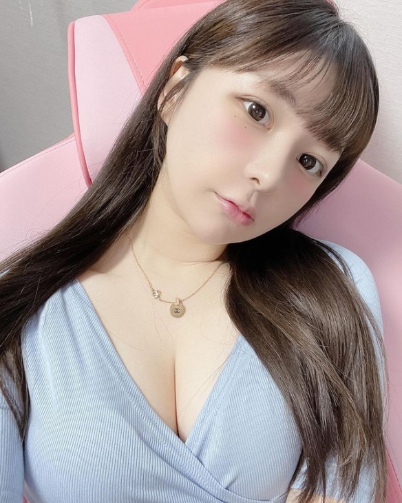 韩国女主播在线陪打游戏：肉感的身材+童颜超强属性！