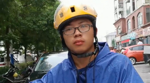 人均硕士！外卖小哥高考623分：查分后淡定送外卖！
