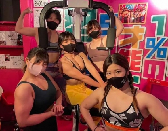 真男人就该去！日本“金刚芭比”酒吧：一起干蛋白粉！