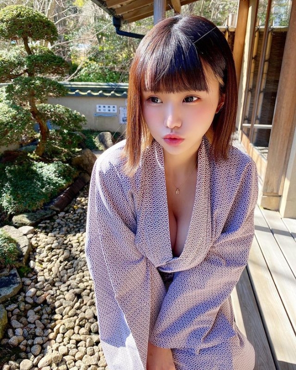 童颜萌妹みもれもん诱惑力全开不怕羞！事业线有诚意！