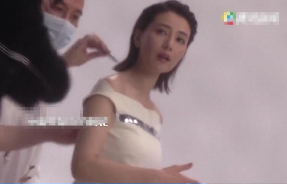 高圆圆工作美照曝光 疑怀2胎！网友：赵又廷配不上她！