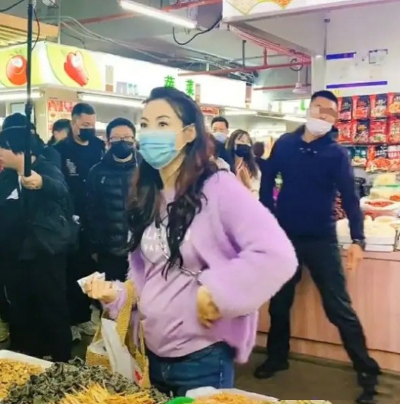 张柏芝菜场买菜 孕妇肚子疑怀4胎？孩子他爸究竟是谁？