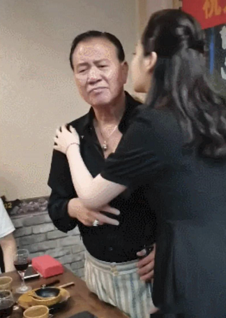 63岁万梓良要新干女儿亲自己！美女竟2次当众搂抱亲吻