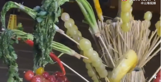煎饼卷万物！冰糖裹世界！小伙卖“冰糖香菜”火出圈！