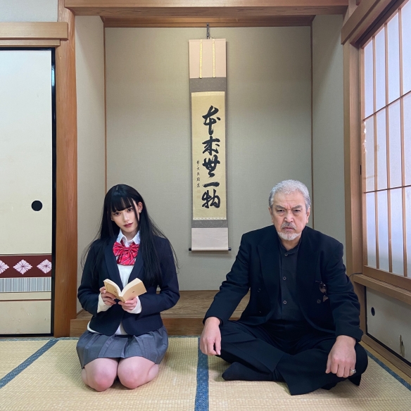 太有感觉了！日本美妆博主与父亲联手cos黑道父女