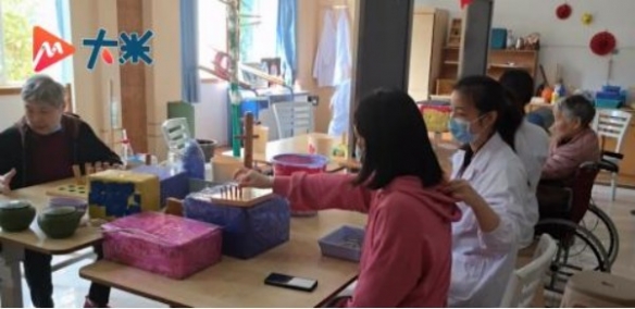 上班族好难！女子枕手臂午睡1小时：右手失去知觉！
