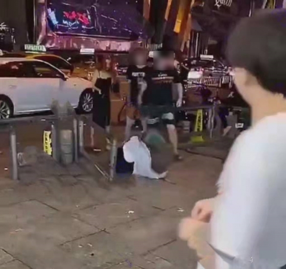 绿发女子夜场兼职被男友撞见 遭暴打：你绿也要让我绿？