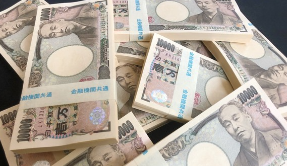 日本网红为回报粉丝 扮成阿拉伯人现场撒钱1亿日元！