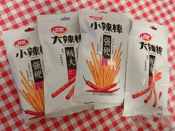 卫龙辣棒翻车！包装广告语“强硬”“贼大”打性擦边球