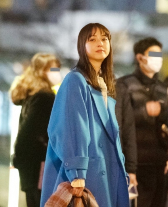 佐佐木希涉谷公园拍戏路透照曝光 笑容满面精神不错