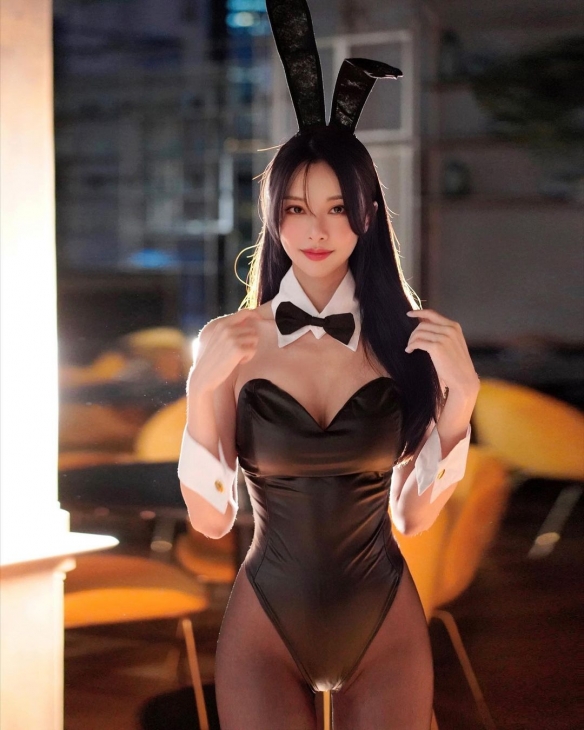 马来西亚钢琴女神李元玲最新美照：性感露背兔女郎！
