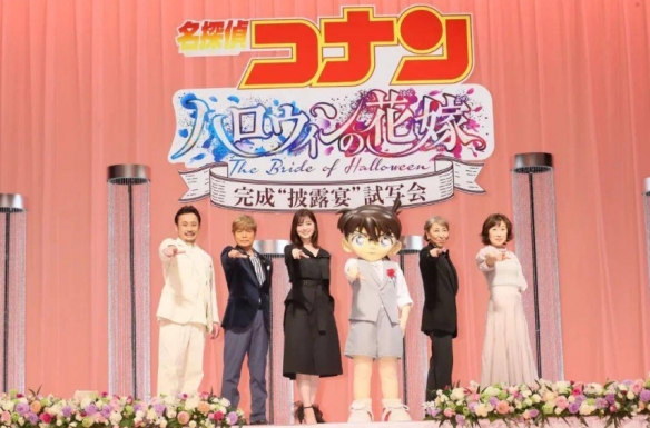手挽“柯南”！白石麻衣亮相《万圣节的新娘》试映晚会