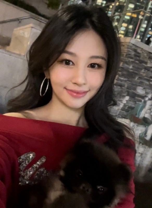 邱淑贞大女儿沈月晒日常美照 长卷发披肩 眼神超温柔
