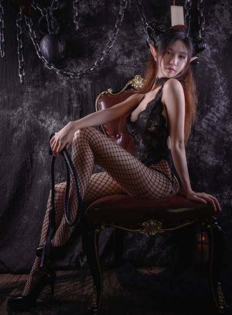 蜘蛛侠骑着小电动车带钢铁侠 囧图 这黑丝魅魔太顶了