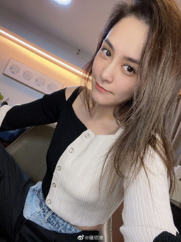 45度拿捏了！阿娇晒自拍：侧颜杀！身材恢复，状态超好