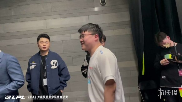 重返赛场的神和他的赛博唱诗班