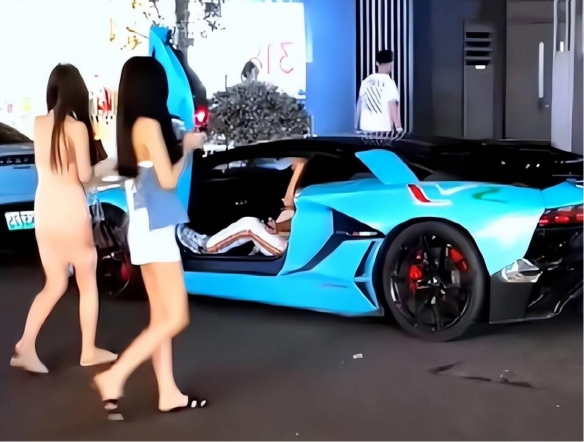 广东“清凉”少女搭讪兰博基尼车主遭拒:你哪个会所的?