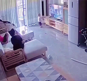 熊孩子让人血压拉满 动图 让你见识下照片能有多骗