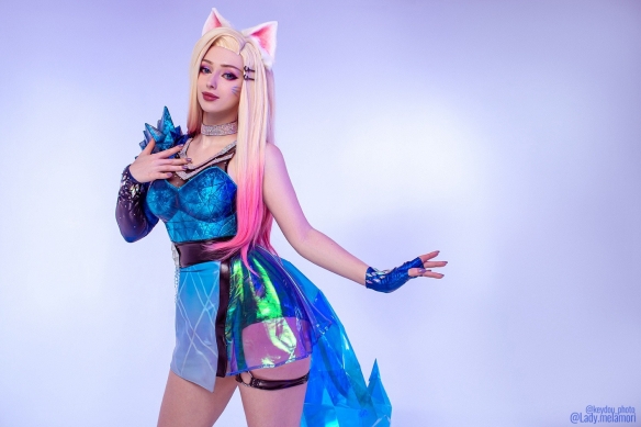 俄妹COS《LOL》阿狸：香肩美腿，蓝衣短裙肉感狐耳娘