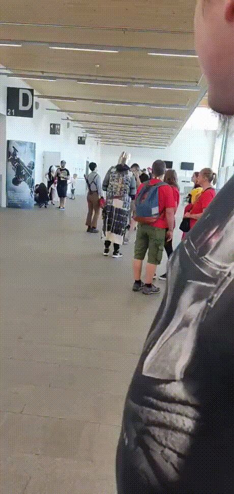 用诺基亚作盔甲物防100% 动图 女盆友眼神明显想刀人