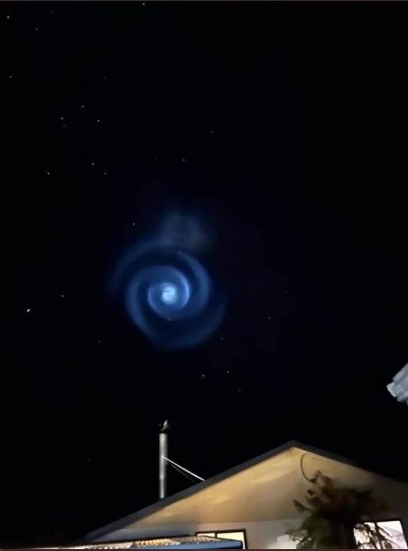“外星人”来溜达？新西兰夜空出现神秘蓝色螺旋！