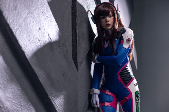 俄妹COS《守望先锋》战损版D.Va：脱下战衣肉感身材！