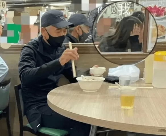网友茶餐厅偶遇周润发！网友感叹：竟然已经67岁了！