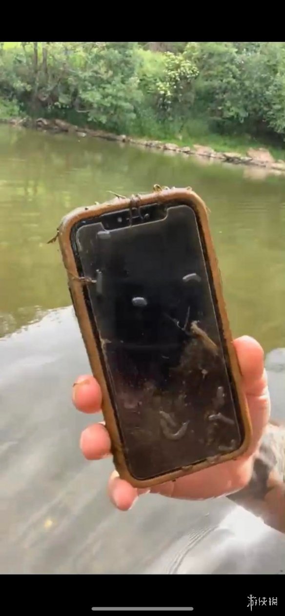 iPhone掉河十个月烘干竟能充电开机 物归原主超惊喜