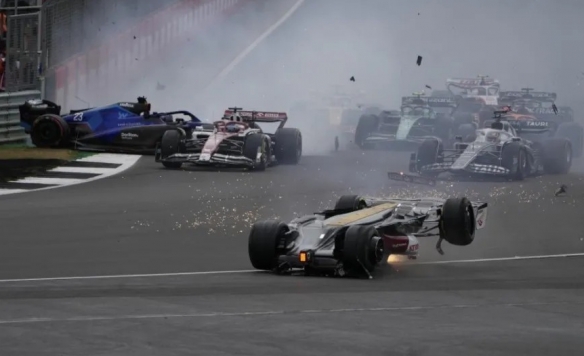 中国首位F1正式车手周冠宇遭遇严重事故 目前意识清醒