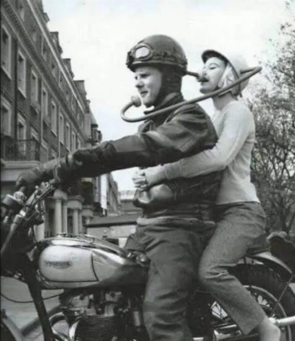 50年代的美女们，躲过刺杀后的笑容！珍贵的老照片！